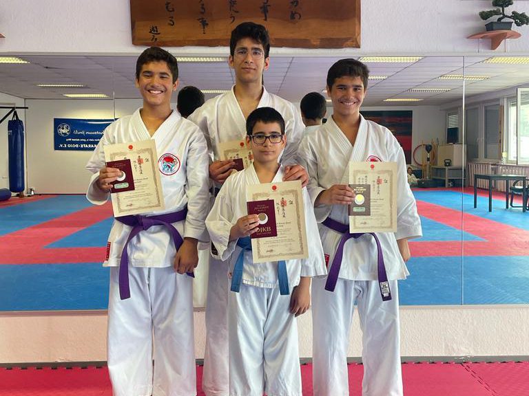 Erfolgreiche Prüfung im Partner-Dojo Viernheim Herzlichen Glückwunsch an unsere vier Karateka, Adar, Mehdi und Nael zum Erreichen des 3. Kyu und Arcan zum Erreichen des 4. Kyu in den heutigen Prüfungen in Viernheim! Ihr habt großartige Arbeit geleistet, Jungs! Eure herausragenden Platzierungen bei der SWDM und die Aufnahme in den Stützpunkt Süd-West machen diese Erfolgsserie komplett. Macht weiter so!